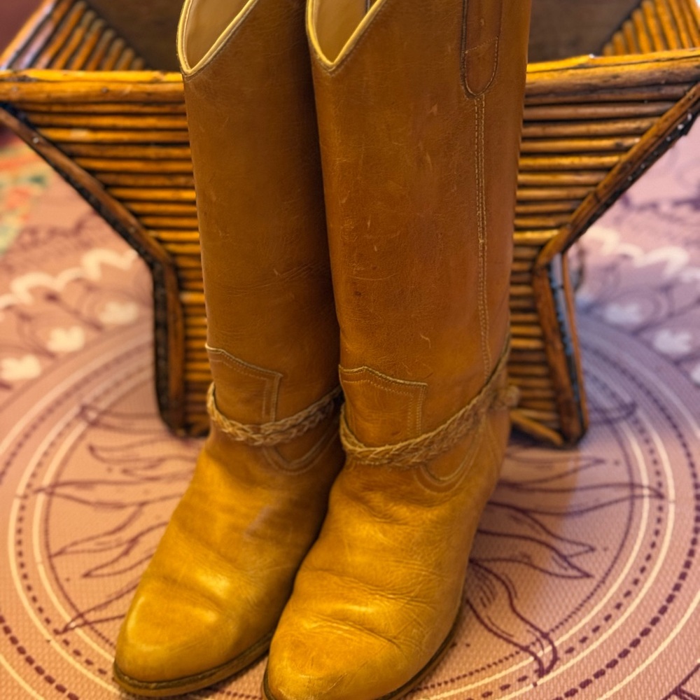 Vintage 1981 Nobil’s women’s tan leather dress boots